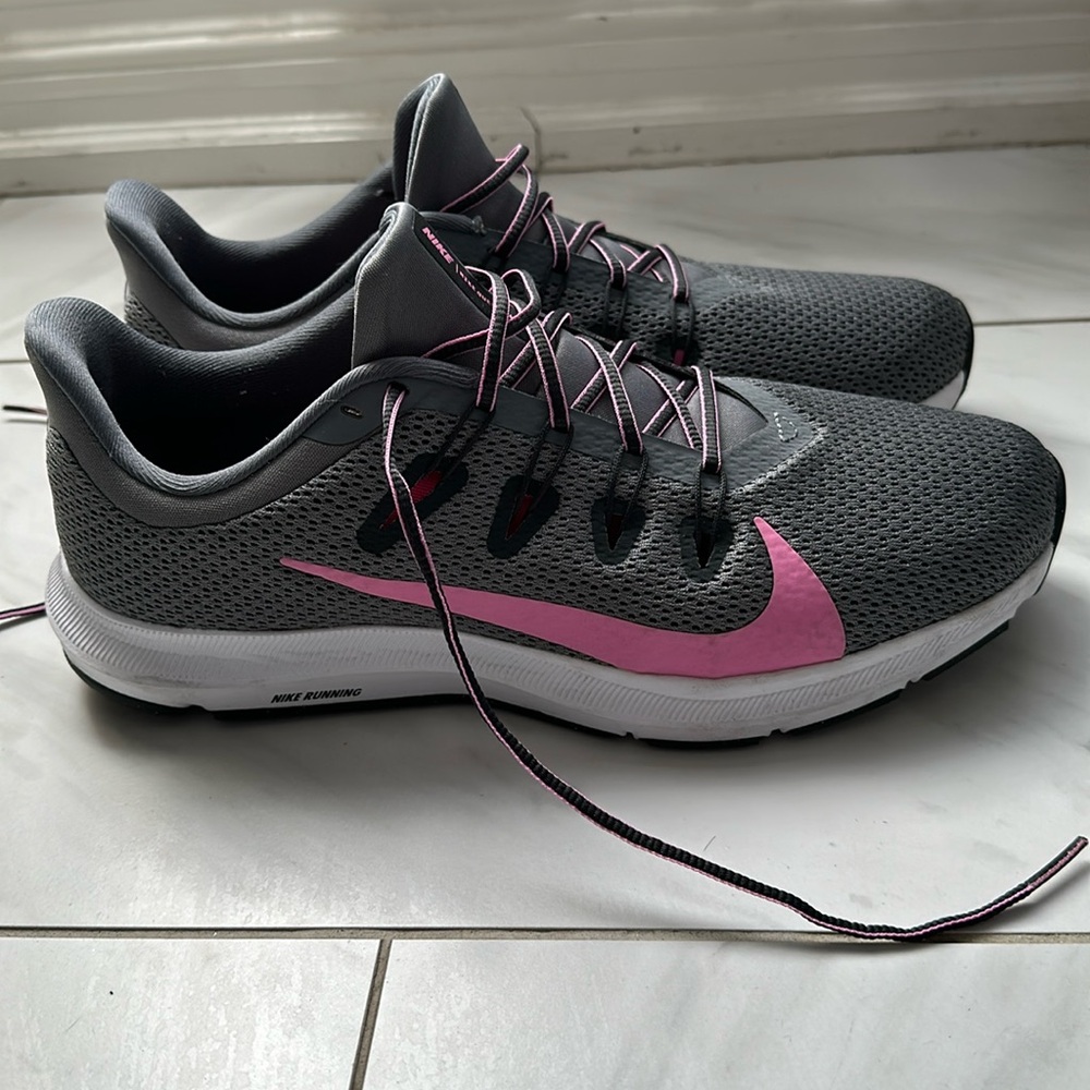 Nike quest running shoes